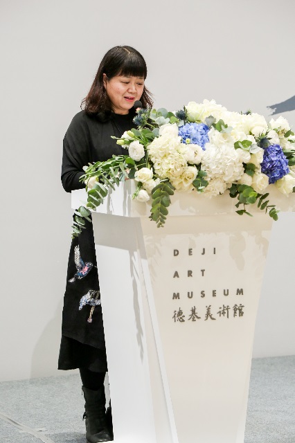 中央美术学院宣传部部长秦建平代读中央美术学院院长范迪安贺信，德基美术馆 供图