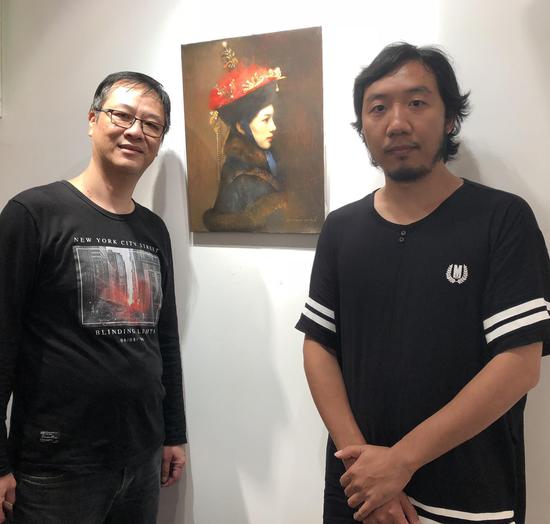 邸可新先生与香港艺术家Tony先生在展览现场。