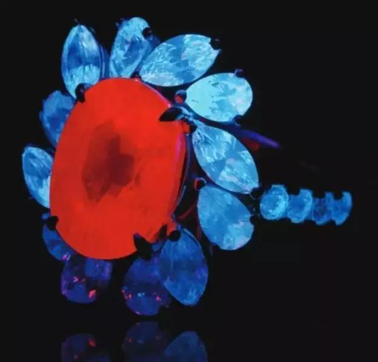 斯里兰卡顶级鸽血红红宝石的强红色荧光