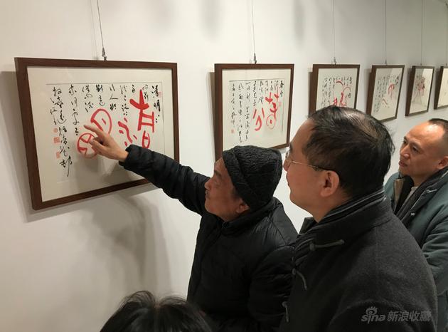 陈绶祥在展览现场与马子恺交流