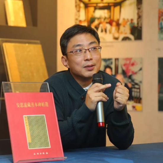 仲威 上海图书馆研究馆员
