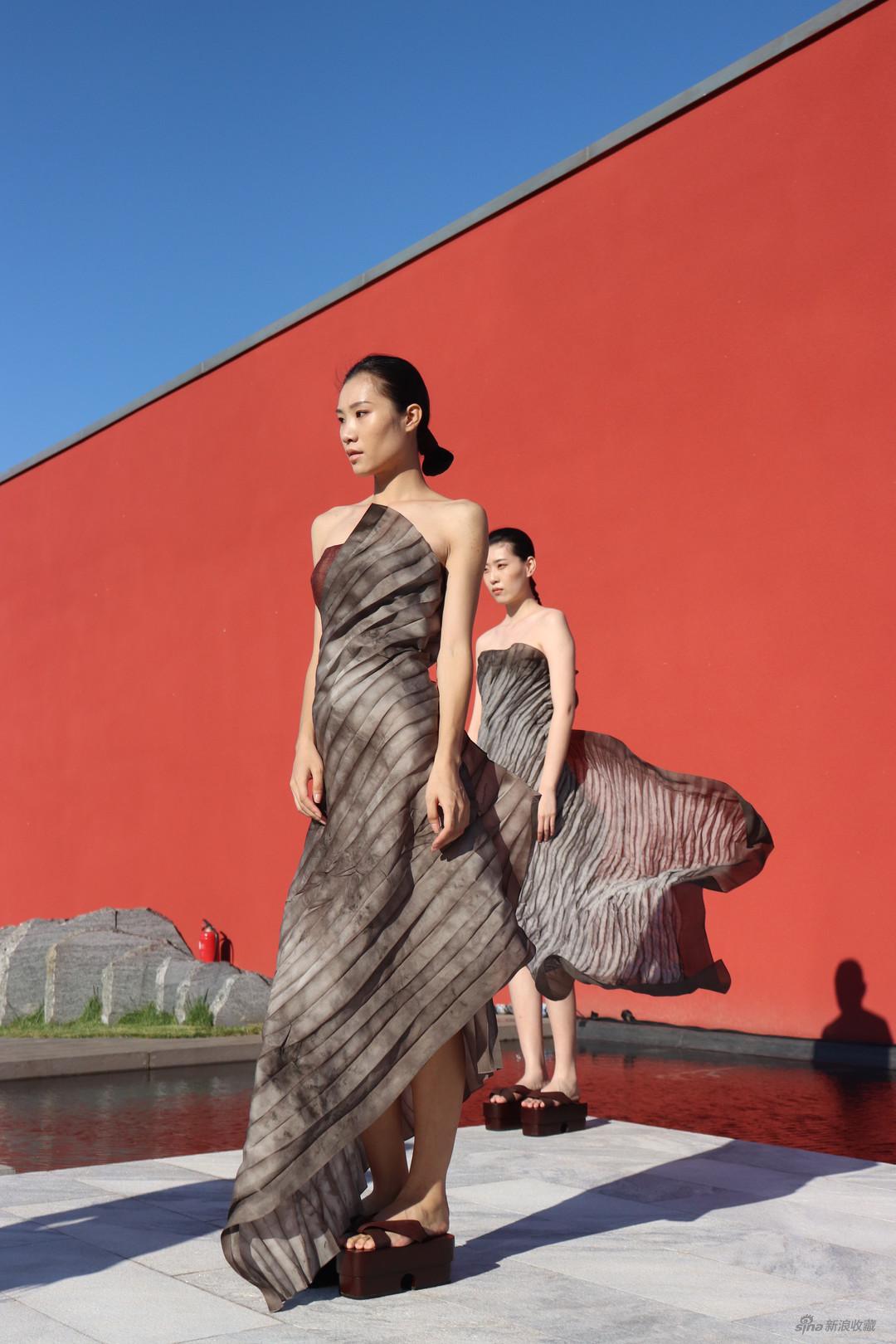 《红云纱拼接石榴皮染色灰色礼服》，特别项目之《霓裳之间》，来自rechenberg art couture