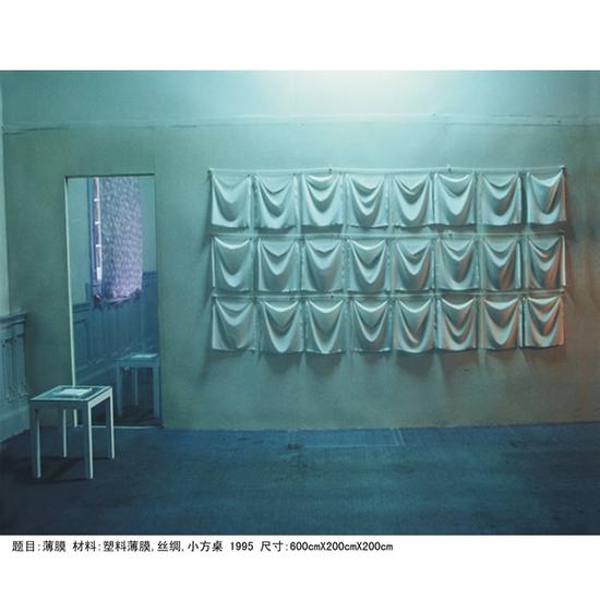 陈妍音《薄膜》丝绸手绢、塑料薄膜、方凳 600×200×200cm 1995