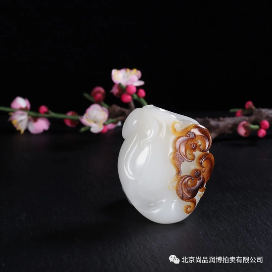 02751 曹国斌 中国玉石雕刻大师 曹国斌 新疆和田玉籽料福寿双全 规格:6.3×4.8×3.2cm 重量:150g 白度:一级 脂份:高 密度:好 起拍价:RMB 350000