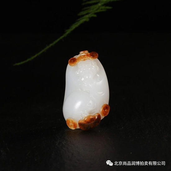 02744 张克山 中国玉石雕刻名家 张克山 新疆和田玉籽料财神 规格:4.2×2.5×1.3cm (独籽) 重量:23.8g 白度:羊脂 脂份:极高 密度:极好 款识:山 起拍价:RMB 160000 附艺术家证书