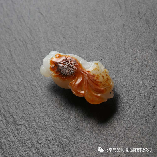02772 赵显志 中国玉石雕刻大师 赵显志 新疆和田玉籽料金榜题名 规格:4.5×2.4×1.7cm 重量:20g 白度:一级 脂份:高 密度:好 款识:兆 起拍价:RMB 70000