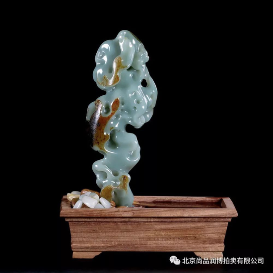 02786号拍品 王自浩 新疆和田玉沙枣青籽料太湖石 　　规格：22×8.0×3.8cm （独籽） 　　重量：645g 　　白度：沙枣青 　　脂份：极高 　　密度：极好 　　起拍价：RMB 80000（和田式拍卖）