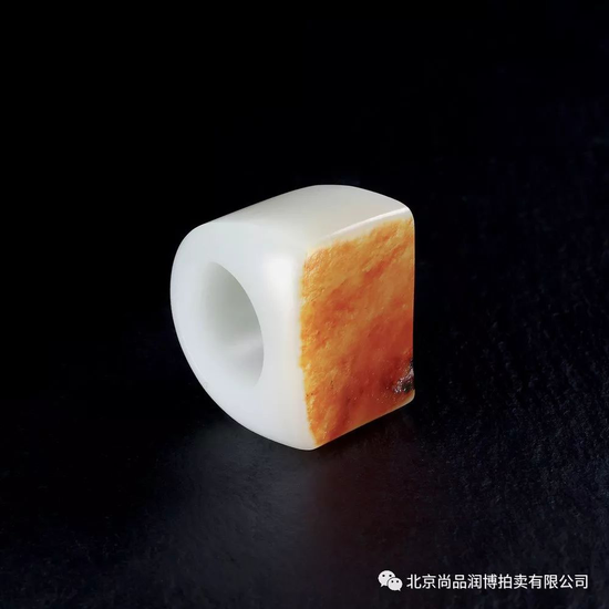 02784号拍品 黄杨洪  新疆和田玉籽料扳指 规格：3.7×3.4×2.8cm  重量：55g 白度：一级 脂份：高 密度：好 款识：黄 起拍价：RMB 80000