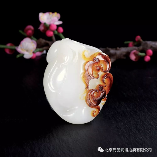 02751号拍品 曹国斌  新疆和田玉籽料福寿双全 规格：6.3×4.8×3.2cm  重量：150g 白度：一级 脂份：高 密度：好 起拍价：RMB 350000