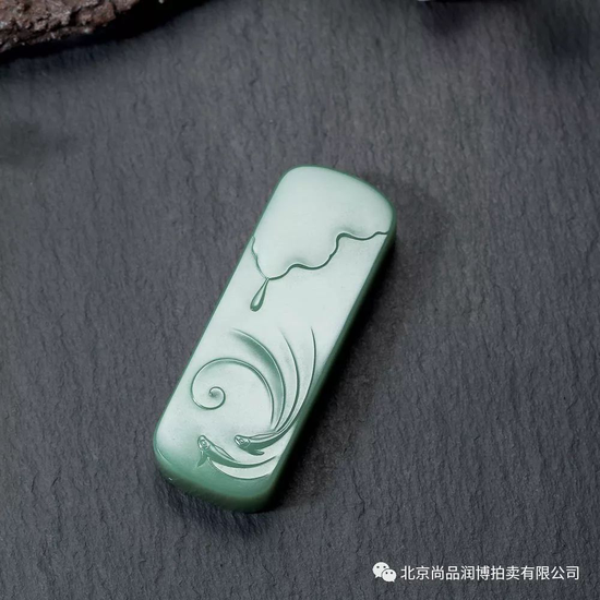 02811号拍品 郭万龙  和田玉鸭蛋青连年有余 规格：5.8×2.1×1.1cm  重量：39g 白度：鸭蛋青 脂份：极高 密度：无结构 款识：长宜 起拍价：无底价