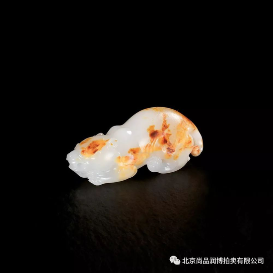 02748号拍品 吴金星 新疆和田玉籽料瑞兽 　规格：5.8×2.1×2.3cm （独籽） 　重量：37g 　白度：羊脂 　脂份：极高 　密度：极好 　款识：吴 　起拍价：RMB 250000