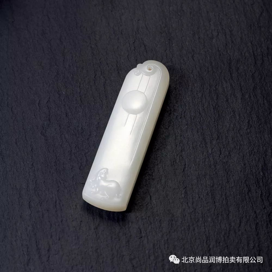 02809号拍品 郭万龙  新疆和田玉籽料玉兔 规格：6.6×1.8×1.0cm  重量：28.5g 白度：一级 脂份：高 密度：好 款识：长宜 起拍价：无底价