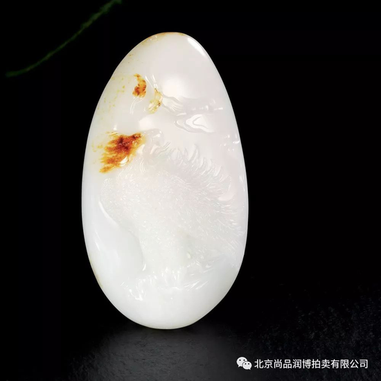 02752号拍品 姚圣国 新疆和田玉籽料高瞻远瞩把件 　　规格：8.1×4.5×2.3cm 　　重量：130g 　　白度：一级 　　脂份：高 　　密度：好 　　款识：圣国 　　起拍价：RMB 180000