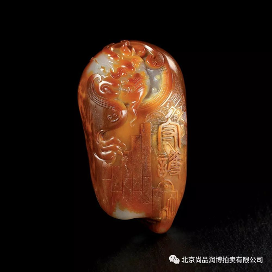 02785号拍品 王清 新疆和田玉籽料辉煌锦灰堆 　　规格：10.0×5.5×3.5cm （独籽） 　　重量：352g 　　白度：黄沁 　　脂份：极高 　　密度：极好 　　款识：清 　　起拍价：RMB 120000 2014年子冈杯铜奖