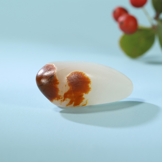 02920新疆和田玉籽料奇石人生百态 规格:3.8×1.9×1.3cm 重量:14g 白度:羊脂 脂份:极高 密度:好 RMB:280000-380000