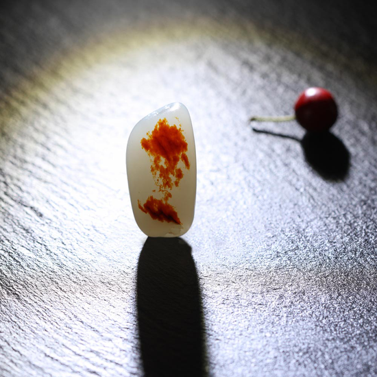 02919新疆和田玉红皮籽料奇石鸟瞰青蛙 规格:2.8×1.5×1.4cm 重量:11.7g 白度:一级 脂份:高 密度:好 RMB:890000-1100000