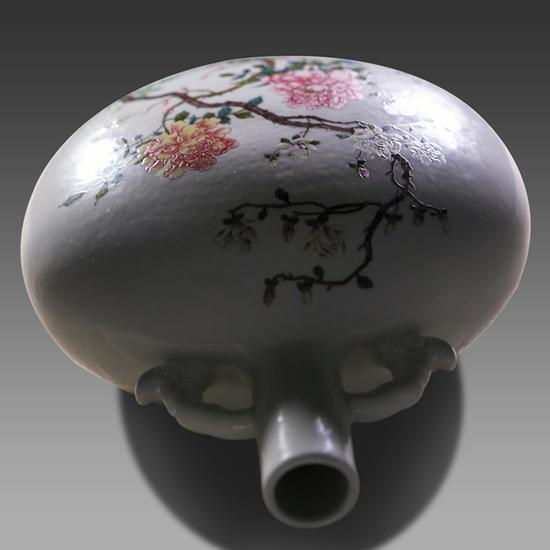 中国 景徳鎮製 鄒國鈞作？珊瑚紅抱月瓶(一箇所彩剥がれがあり)
