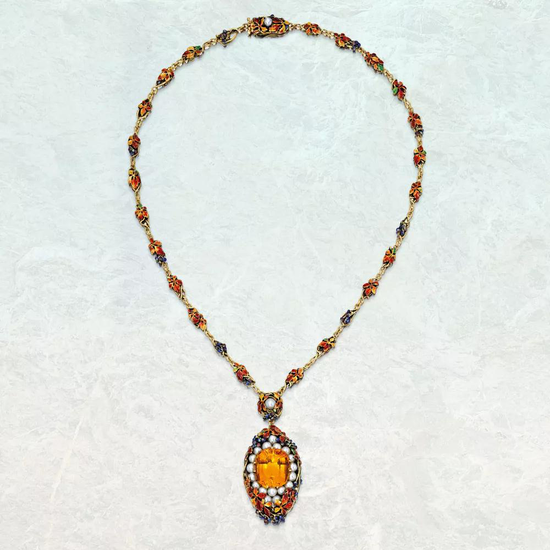 吊坠主石为一颗坐垫型黄水晶，周围镶嵌珍珠，吊坠边框刻叶子、葡萄纹饰，绘橙色、金色、绿色、紫色等珐琅彩。