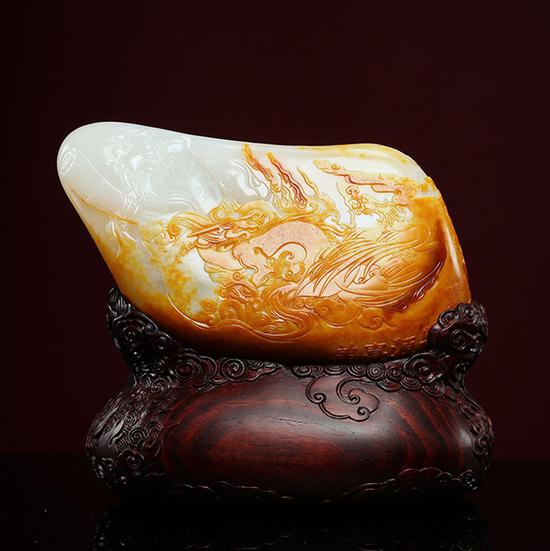中国工艺美术大师 崔磊
和田玉籽料龙凤呈祥摆件
14.8×8.0×6.1cm 1019g
题识:天子布德,将致太平,
则麟凤龟龙先为之呈祥。
款识:青藤 崔