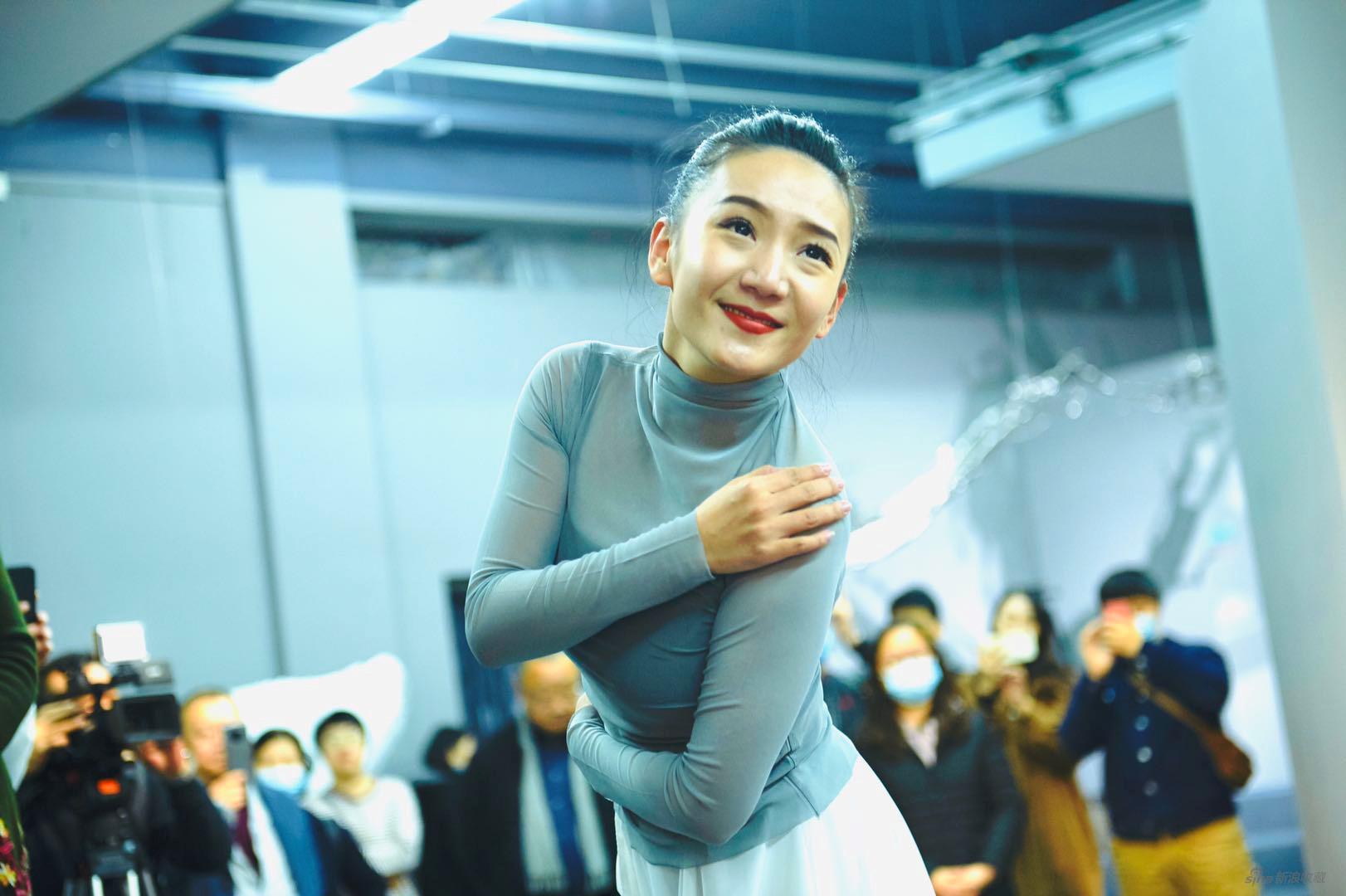 舞蹈家王艺霏在开幕式现场表扬当代舞《生声》