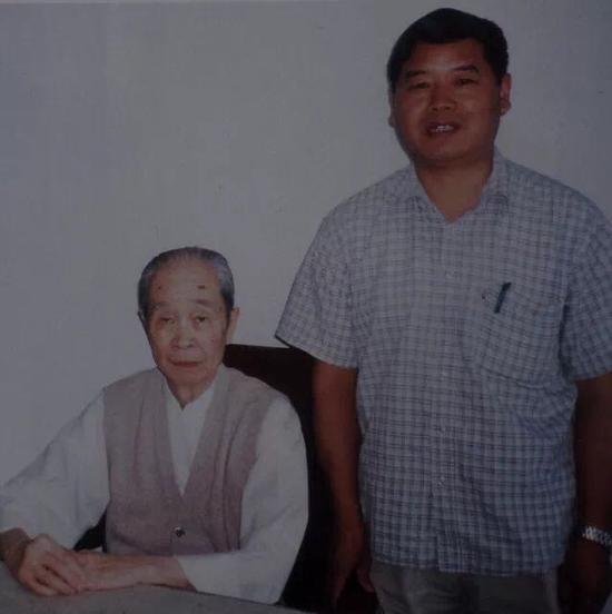 周传玉(右)与著名书画鉴定家徐邦达先生合影