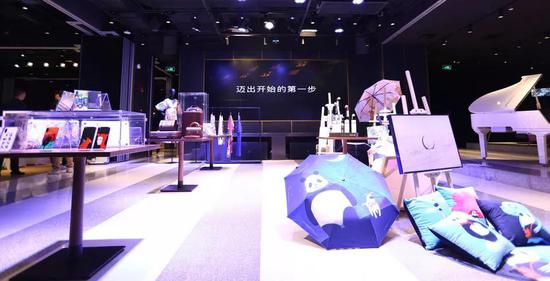 大会现场衍生品展示区