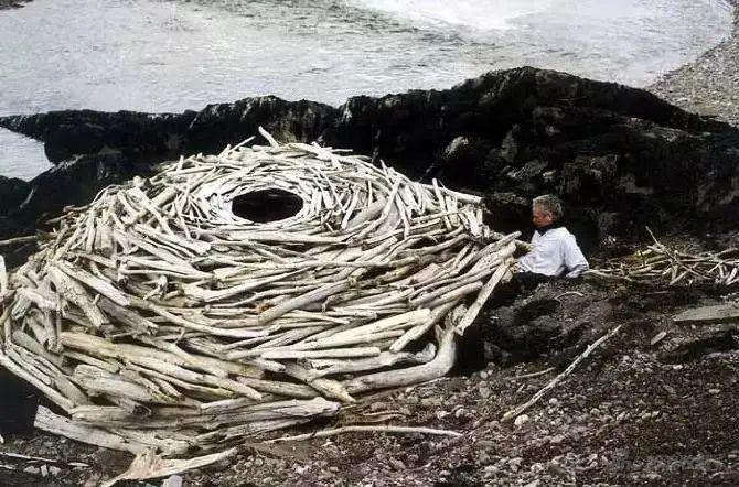 英国艺术家Andy Goldsworthy 在创作中