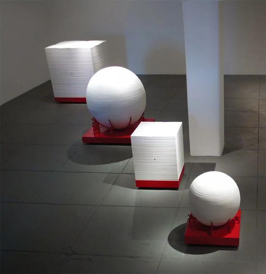 吕胜中 地方天圆 雕塑 40cm×40cm×70cm、15cm×15cm×25cm 2011年 特邀