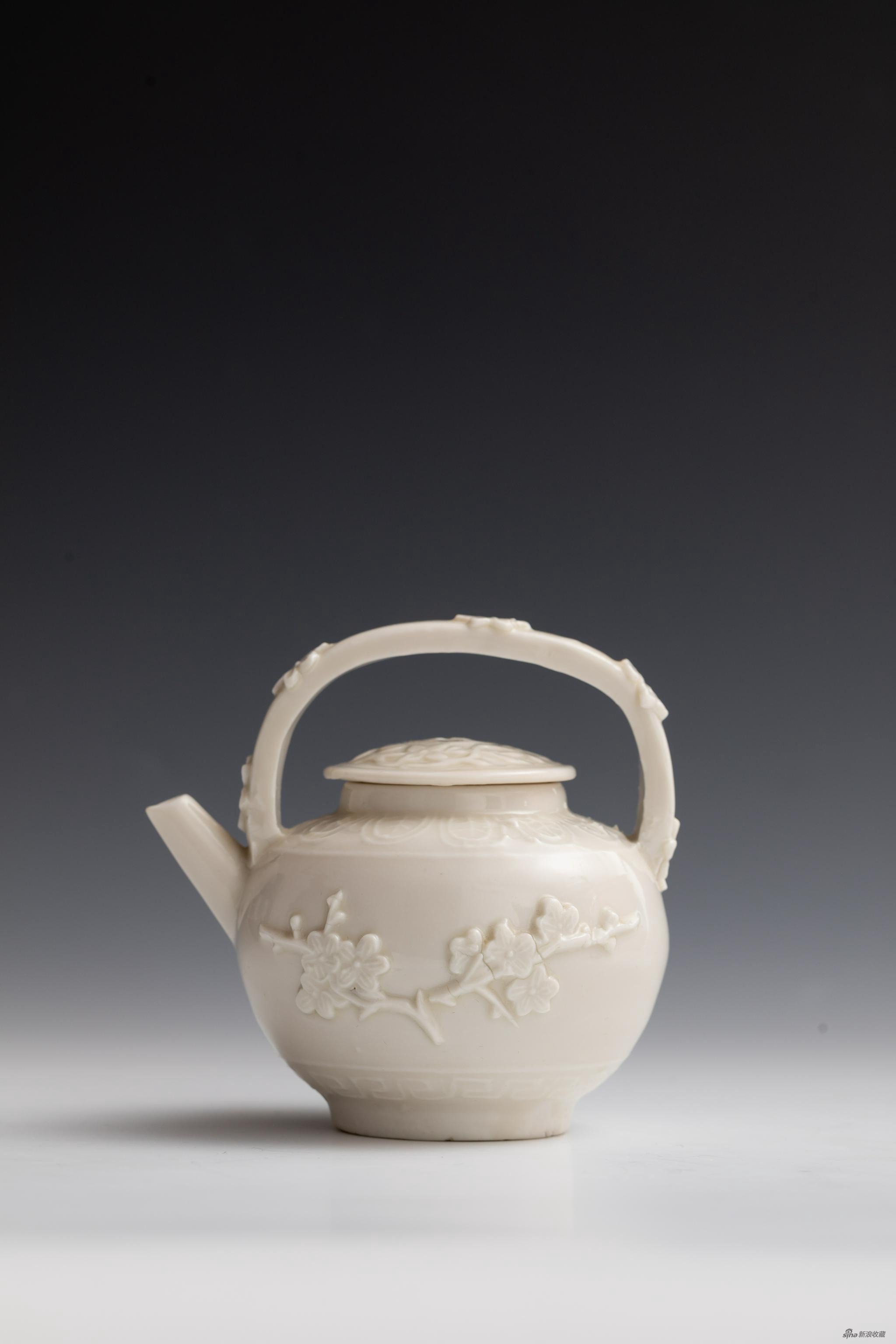 白釉堆贴梅花纹提梁壶,11×12cm,清 康熙年间