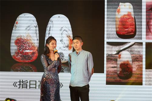 主持人采访金奖获得者刘明臣
