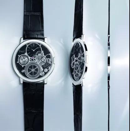 伯爵Altiplano Ultimate Concept这个系列是目前最薄的手动上链的腕表，全表厚度2.0 mm