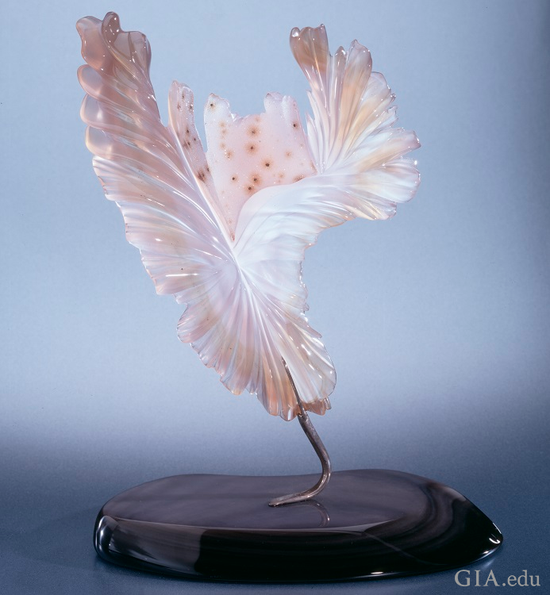 蒙大纳州玛瑙晶簇 这副雕刻成弧形的抽象天使翅膀可以保护蒙大拿州玛瑙中脆弱的天然晶簇。Glenn Lehrer（格伦·莱勒）设计的这件精美作品赢得了 AGTA 完美切工奖第一名。