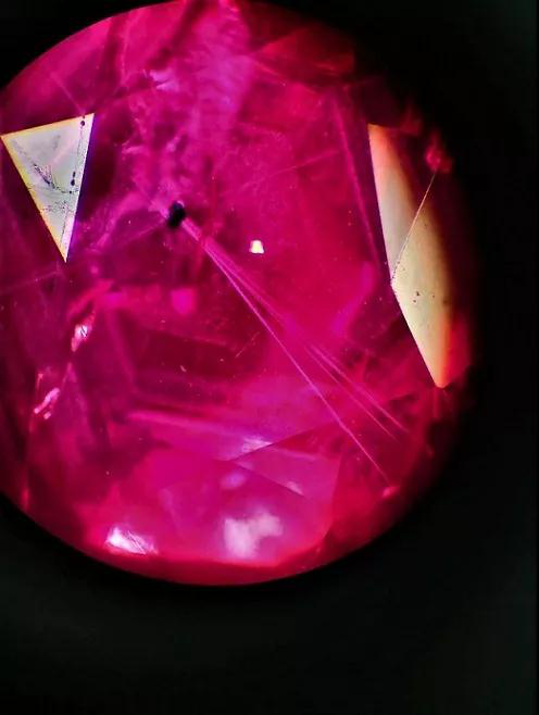 缅甸红宝石内部深色固体包裹体和伴随的应力纹