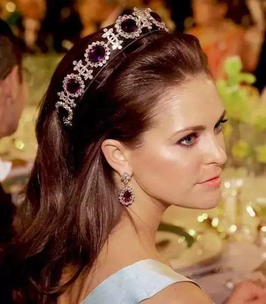 2012年诺贝尔颁奖晚会，Josephine王妃佩戴的紫晶王冠及耳环。这套紫晶套装是瑞典王室传承了几百年的首饰。