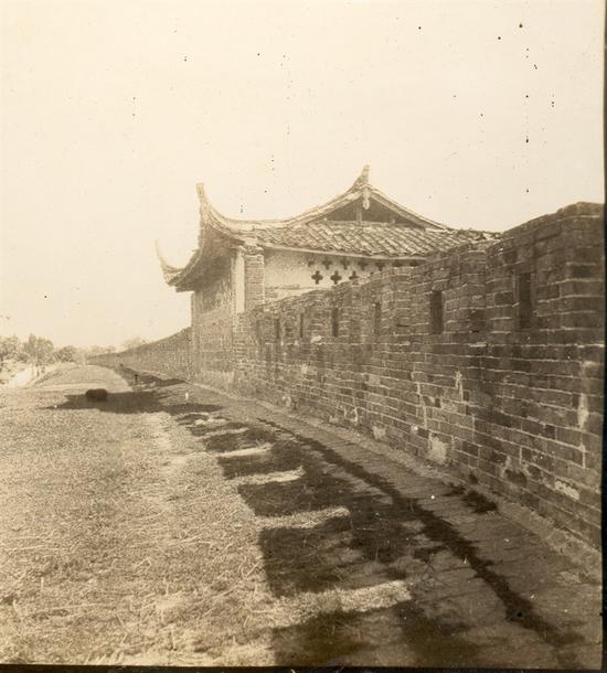 在长达千年的历史上,雒城屡兴屡废,梁思成看到的雒城修建于清乾隆年间,图为东门炮楼
