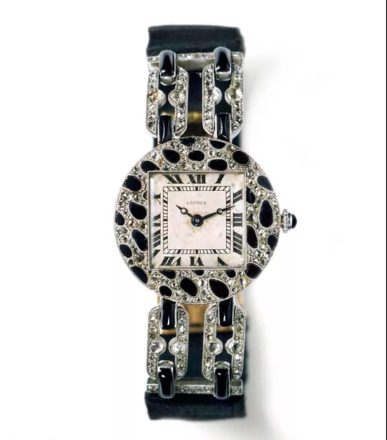 Panther-pattern腕表。铂金、玫瑰金制作，表壳镶嵌玫瑰式切割钻石、缟玛瑙。
