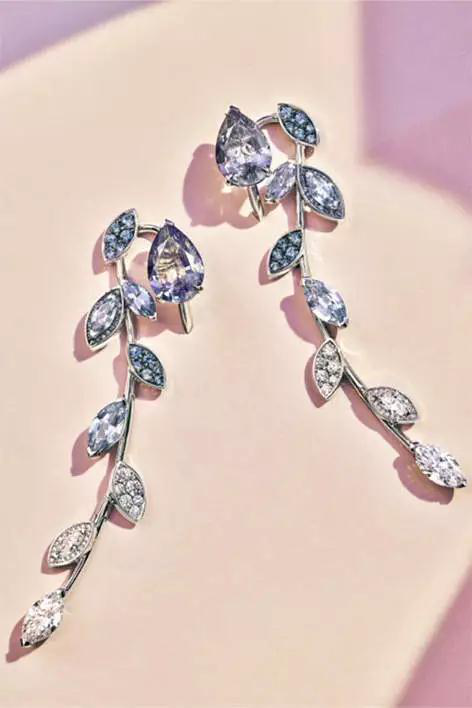 铂金镶嵌总重量超过 12 克拉的梨形和榄尖形切割坦桑石，配镶蓝宝石和钻石 耳环