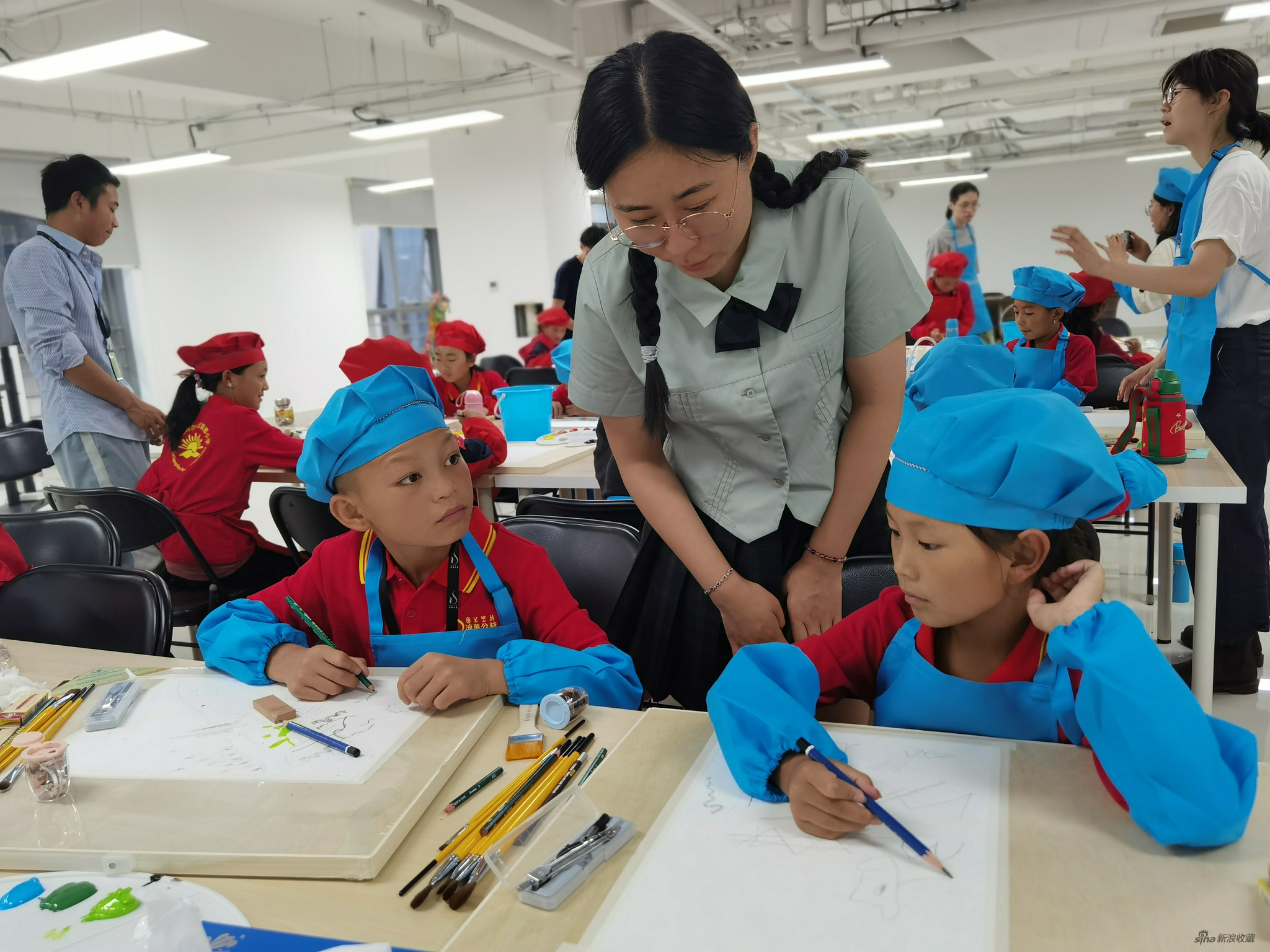 中国人民大学艺术学院硕士研究生郑璐在给孩子们上课