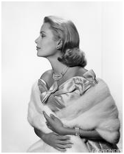 1955年摩纳哥（Monaco）王子雷尼尔（Rainier）与葛蕾丝凯莉（Grace Kelly）订婚，也特别选了一套Van Cleef &amp; Arpels梵克雅宝的珍珠圆钻首饰