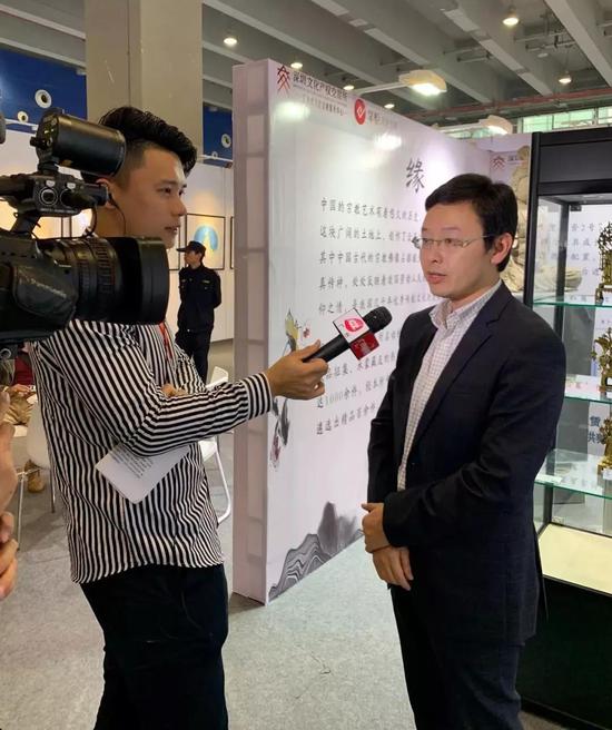 深圳文化产权交易所总经理助理塞夫 　　接受广州电视台财经频道采访