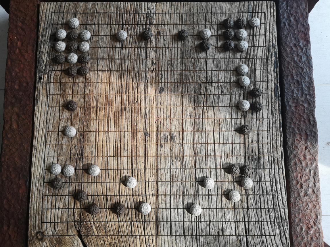安海峰、应天齐 《弈》(局部) 绘画装置,水印版画、陶瓷、木 270×220cm 2020