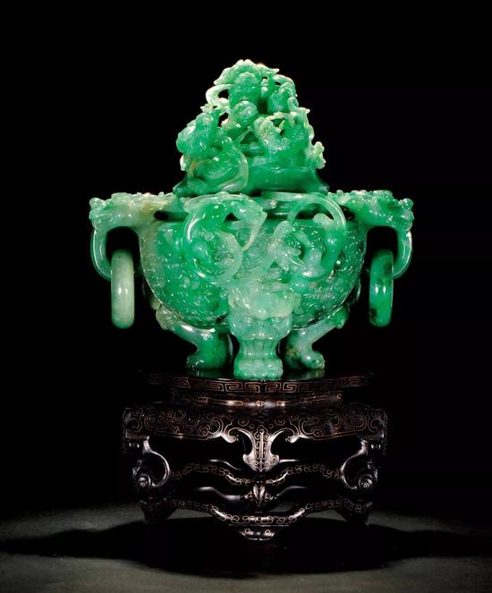 清 翡翠狮钮双龙耳活环三足盖炉 H:16 cm W:16.8 cm 带座H:24 cm 成交价:RMB 7,590,000