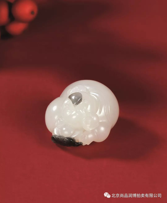 02956熊明星 新疆和田玉青花籽料福猪 规格:2.8×2.7×1.7cm 重量:19g RMB:35000-55000