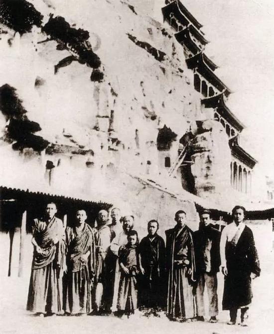 1943年，张大千与藏传佛教寺院僧人等摄于敦煌莫高窟