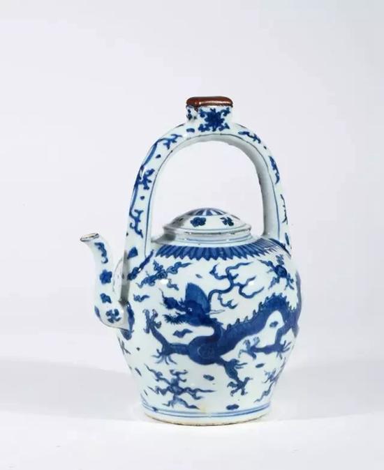 明万历 青花龙纹提梁壶 　　H：26cm 　　成交价：RMB 195，500