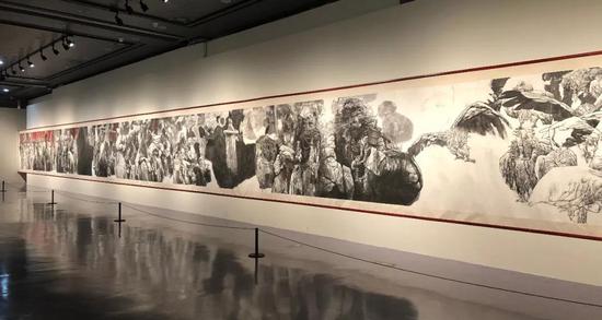 正在河南省美术馆展出的《走出巴颜喀拉》。webp