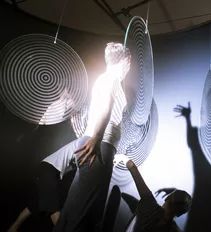 △舞者在《不确定的美术馆》作品中进行互动表演（2012），图片来自于网络