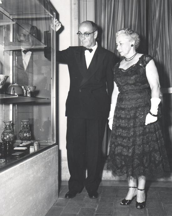 Philip Taber 伉俪在 1955 年到访费布克美术馆，参观 其家族珍藏。相片由 Robert Merwin McCormack 摄。 相片版权由费布克美术馆（Philbrook Museum of Art）拥有。