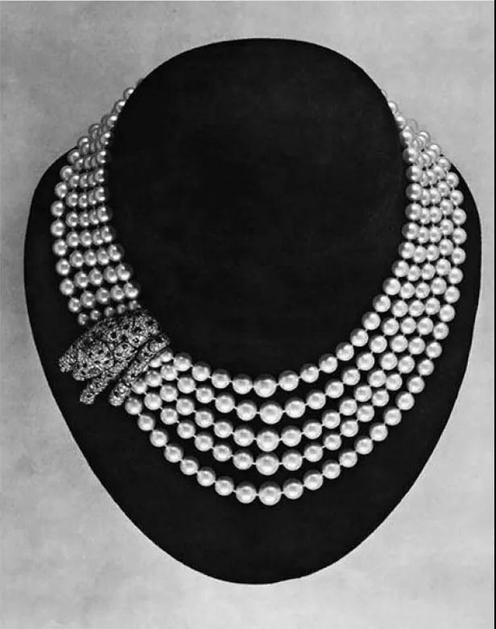 Panther 挂坠，1975。镶嵌钻石、蓝宝石以及缟玛瑙。