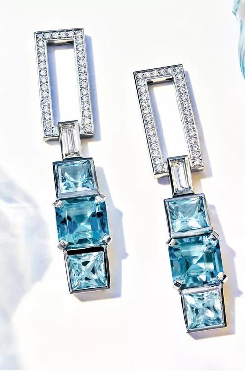 铂金镶嵌总重量超过 10 克拉的祖母绿形切割海蓝宝石，搭配梯方形和圆形明亮式切割钻石